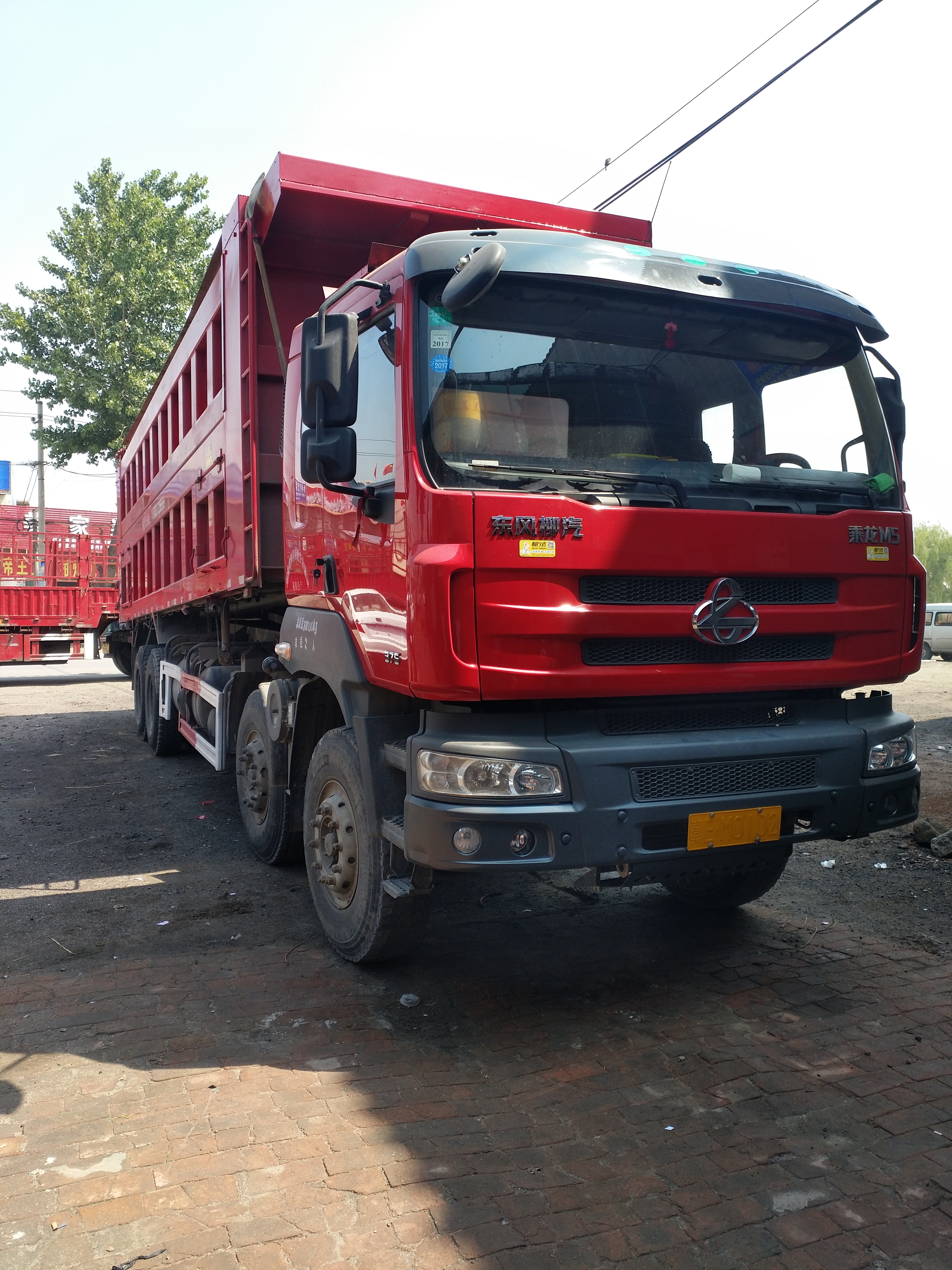 东风柳汽 乘龙m5 240马力 4x2 5.6米自卸车(lz3122m3aa)