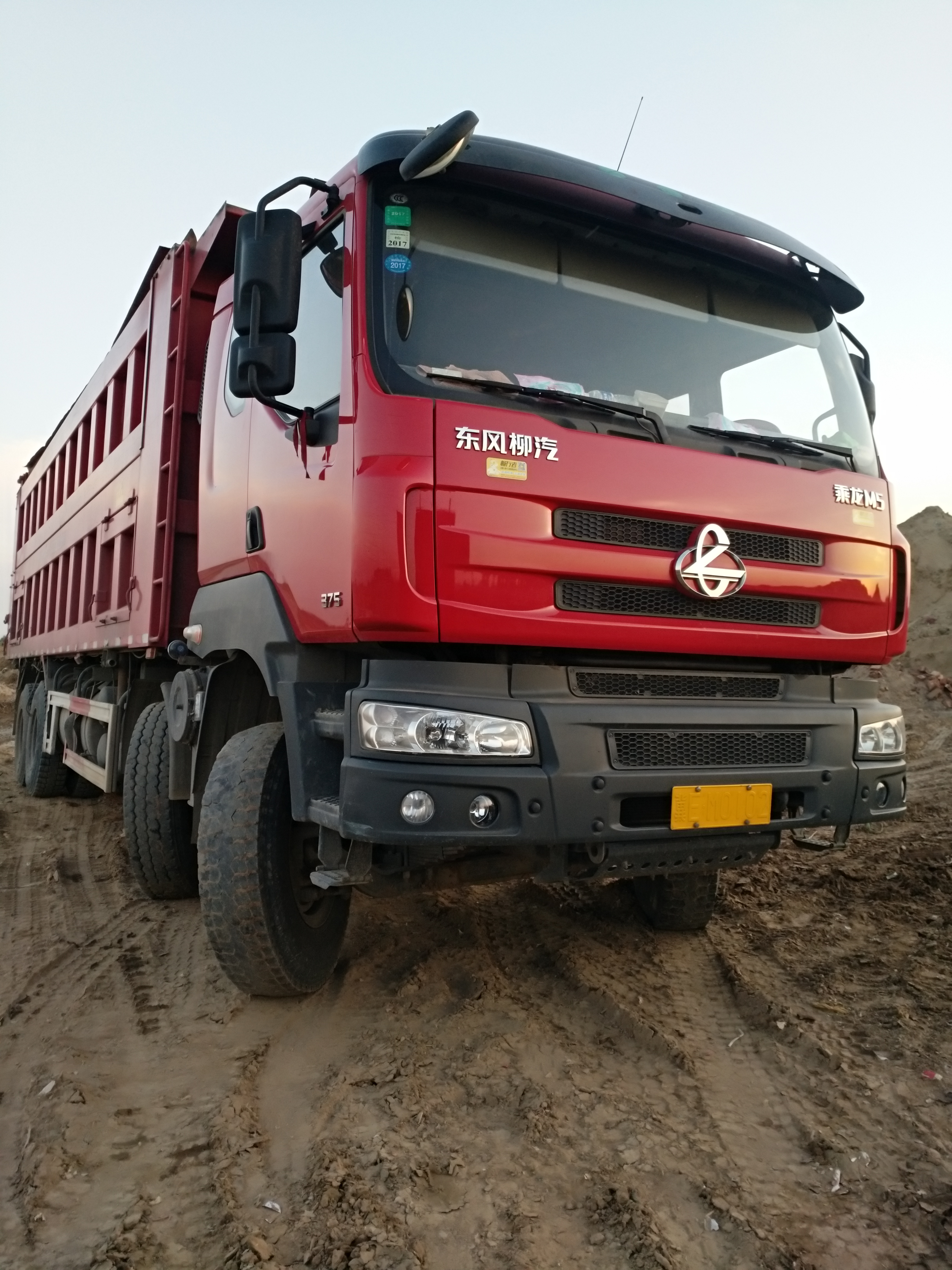 东风柳汽 乘龙m5 240马力 4x2 5.6米自卸车(lz3122m3aa)