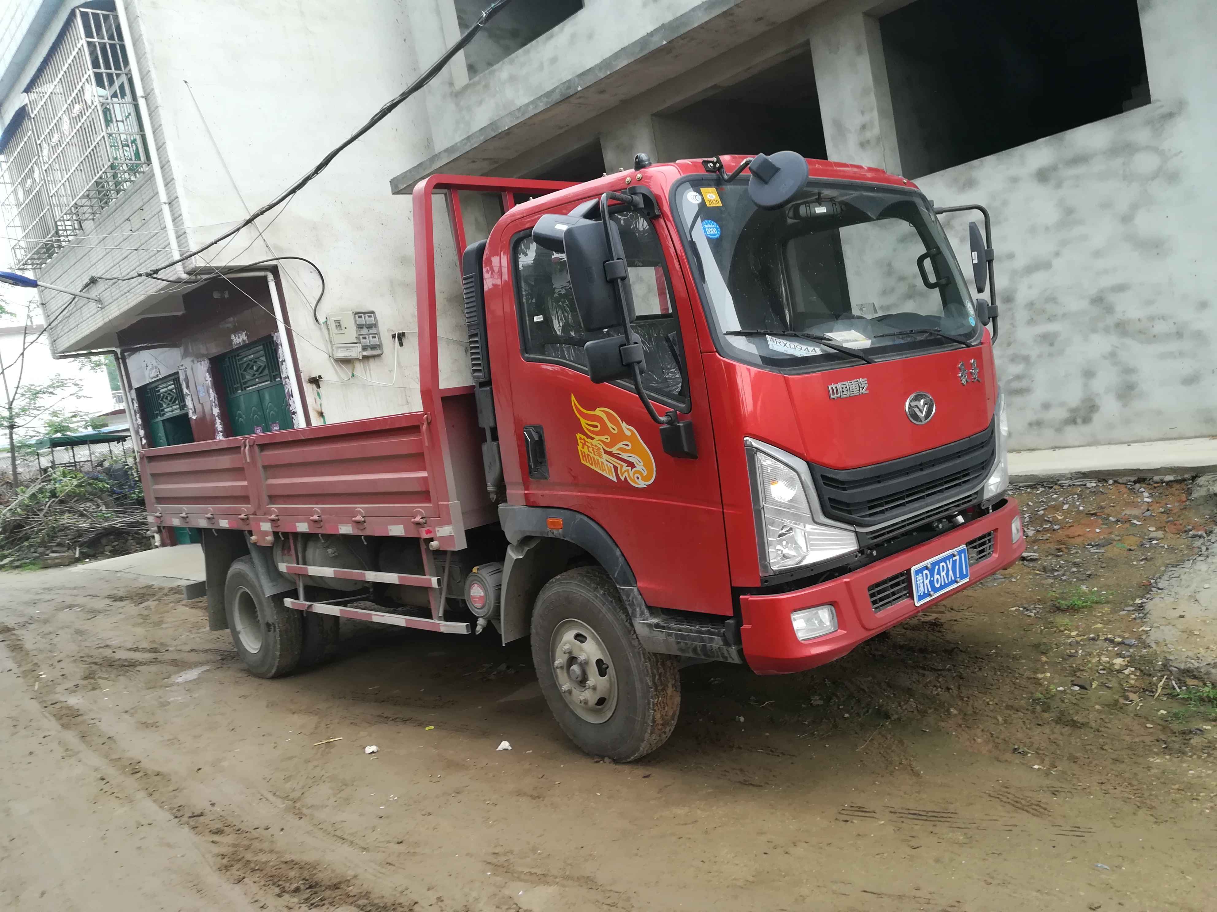中国重汽 豪曼h3 116马力 4.2米单排厢式售货车(zz5048xshe17eb0)