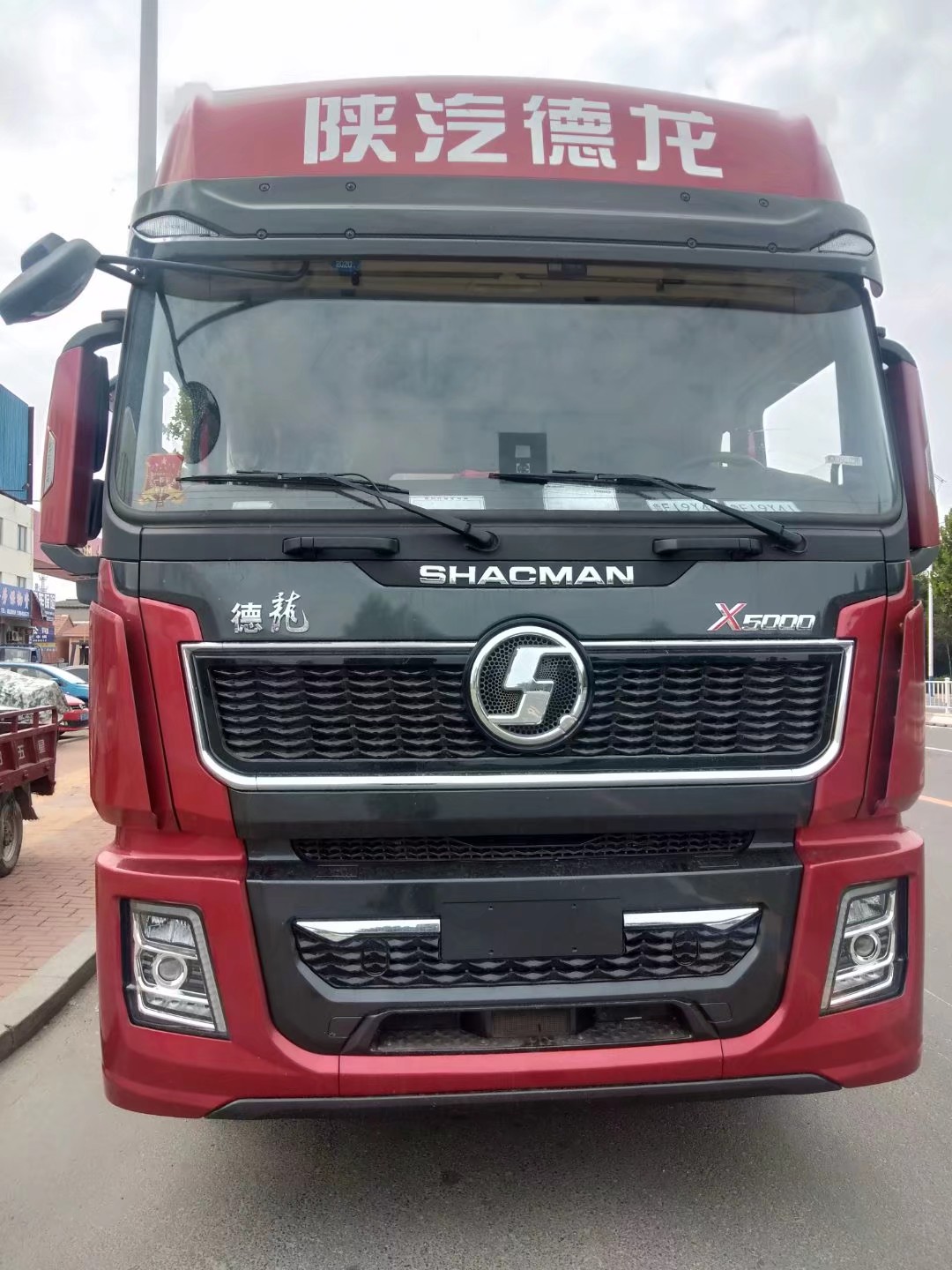 陕汽重卡 德龙x5000 550马力 6x4 amt自动挡牵引车(sx4250xc4q2)