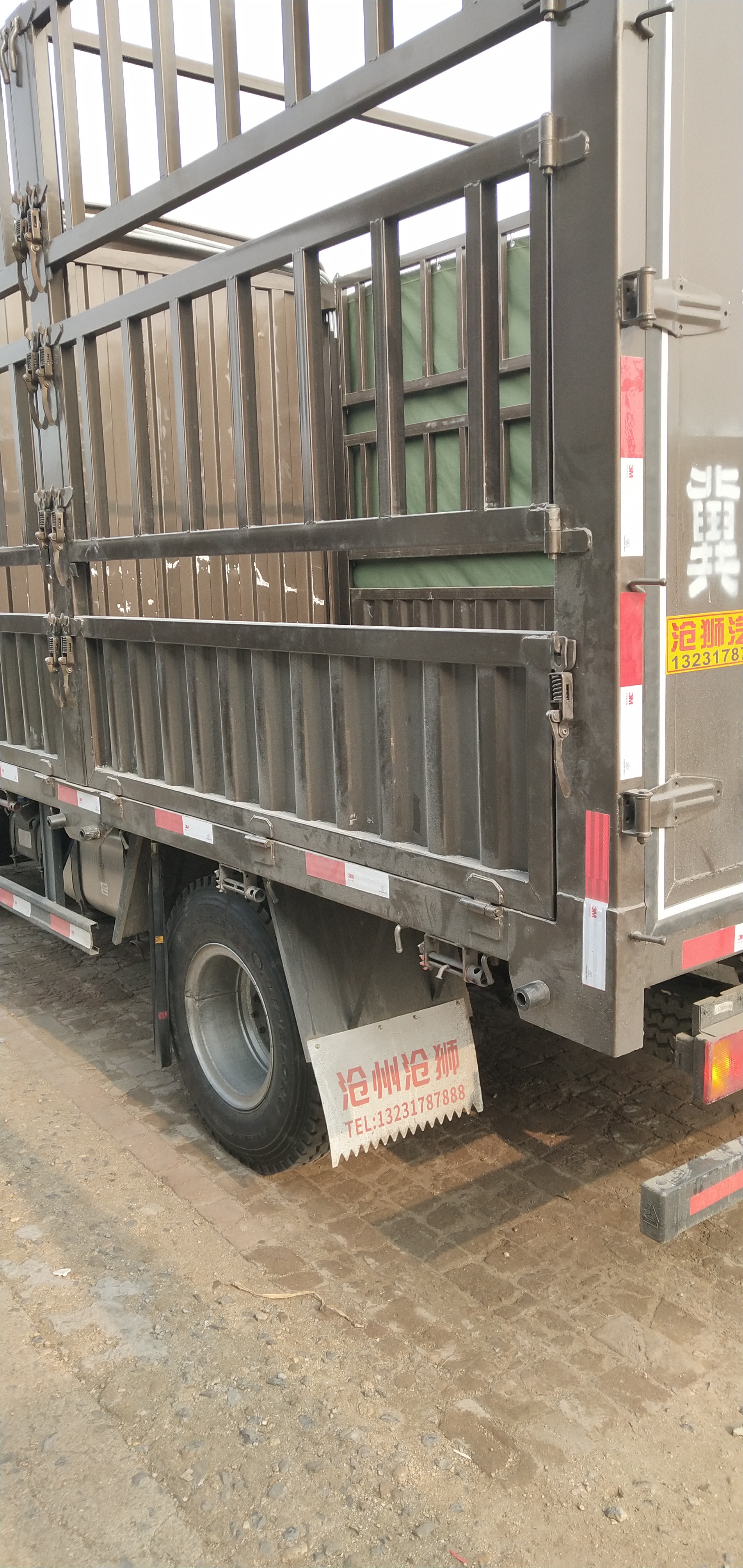 中国重汽howo统帅重载版180马力575米排半仓栅式载货车6挡zz5147ccyh