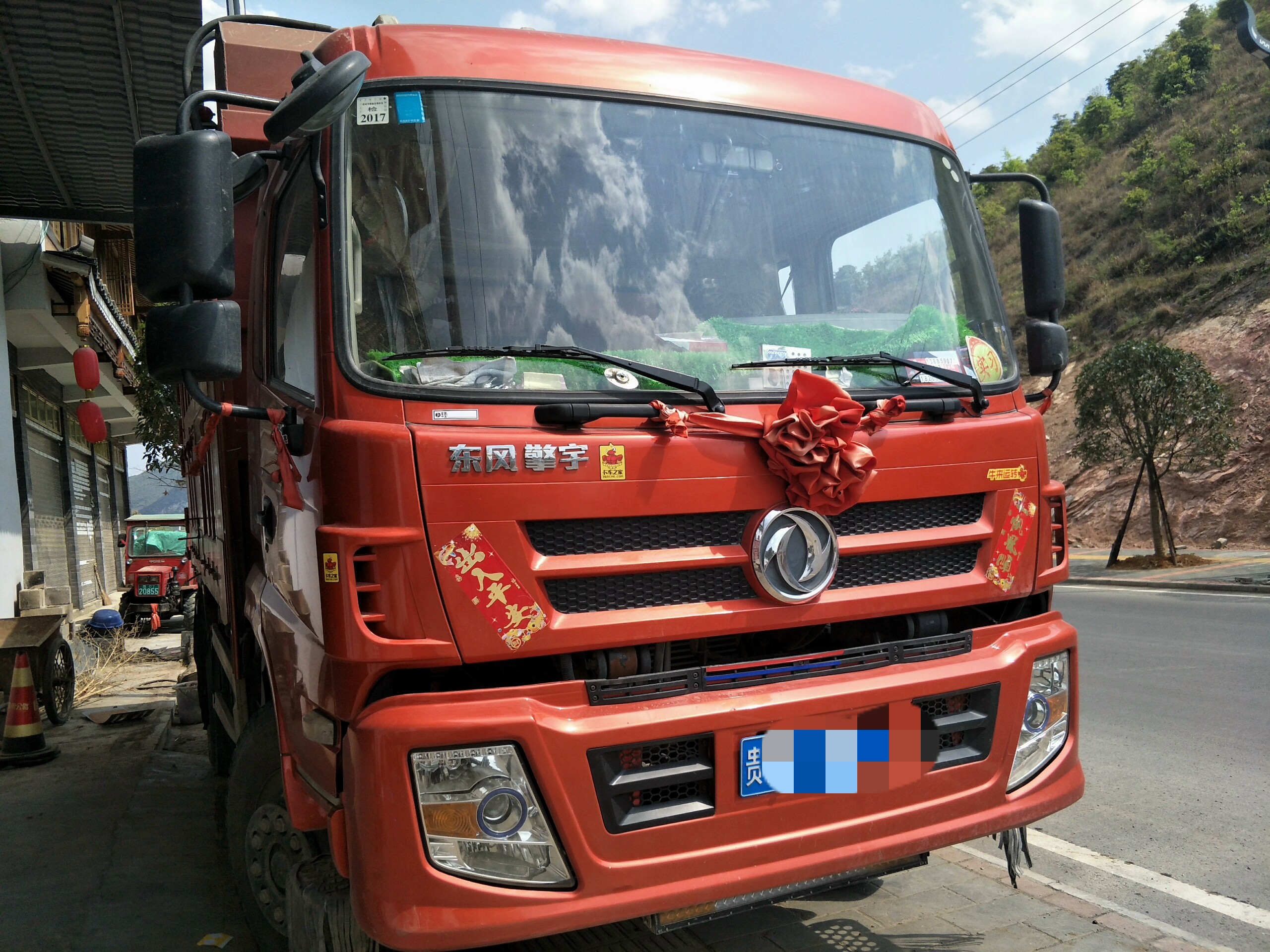 东风华神擎宇160马力4x242米自卸车eq3120glv2