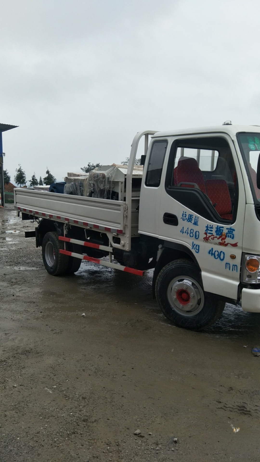 江淮骏铃ii110马力38米排半仓栅轻卡hfc5048xxbk103r1