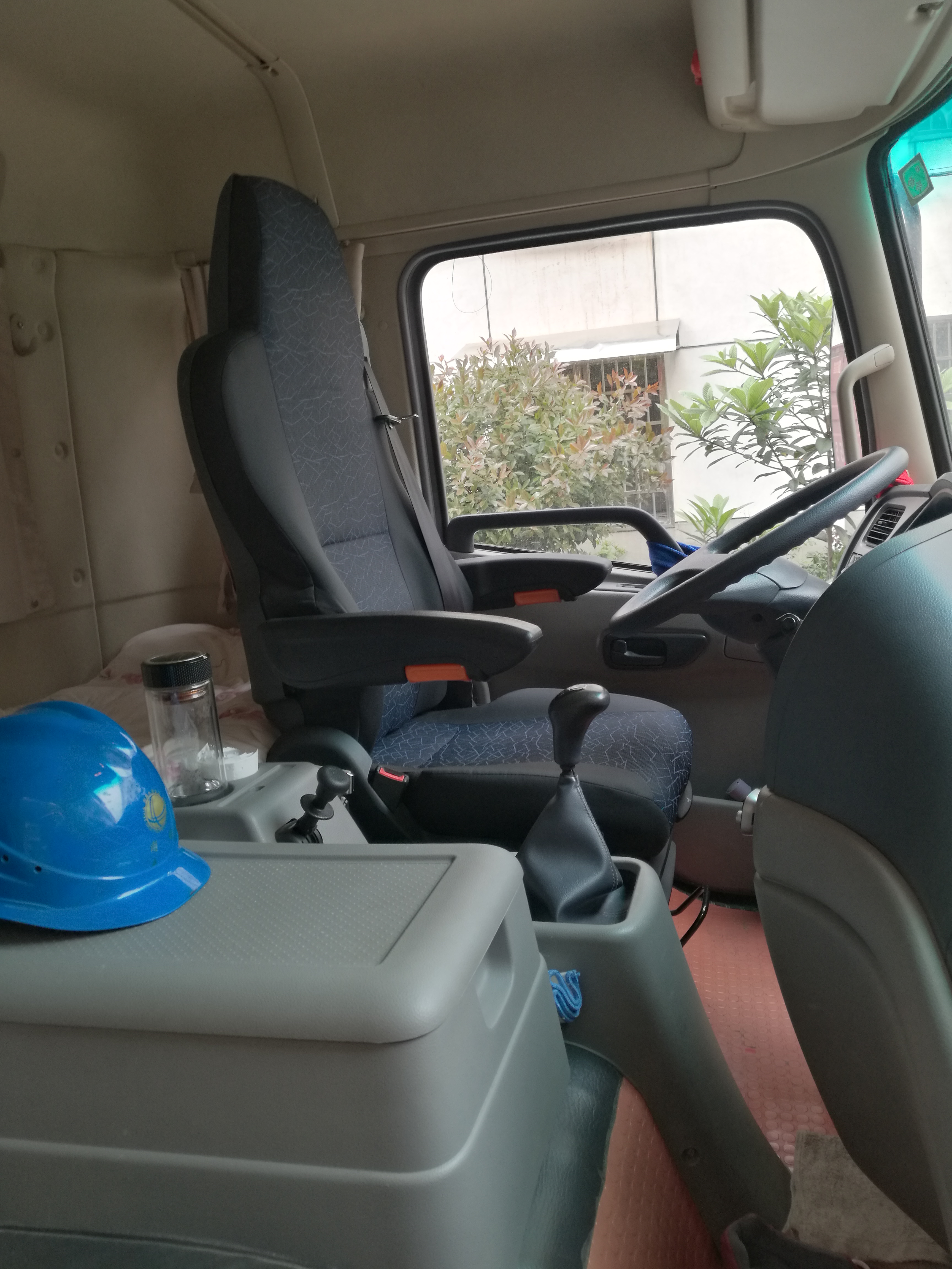 我的评价: 最满意驾驶室结构坚固,四螺旋弹簧减震相当好,非常舒适.