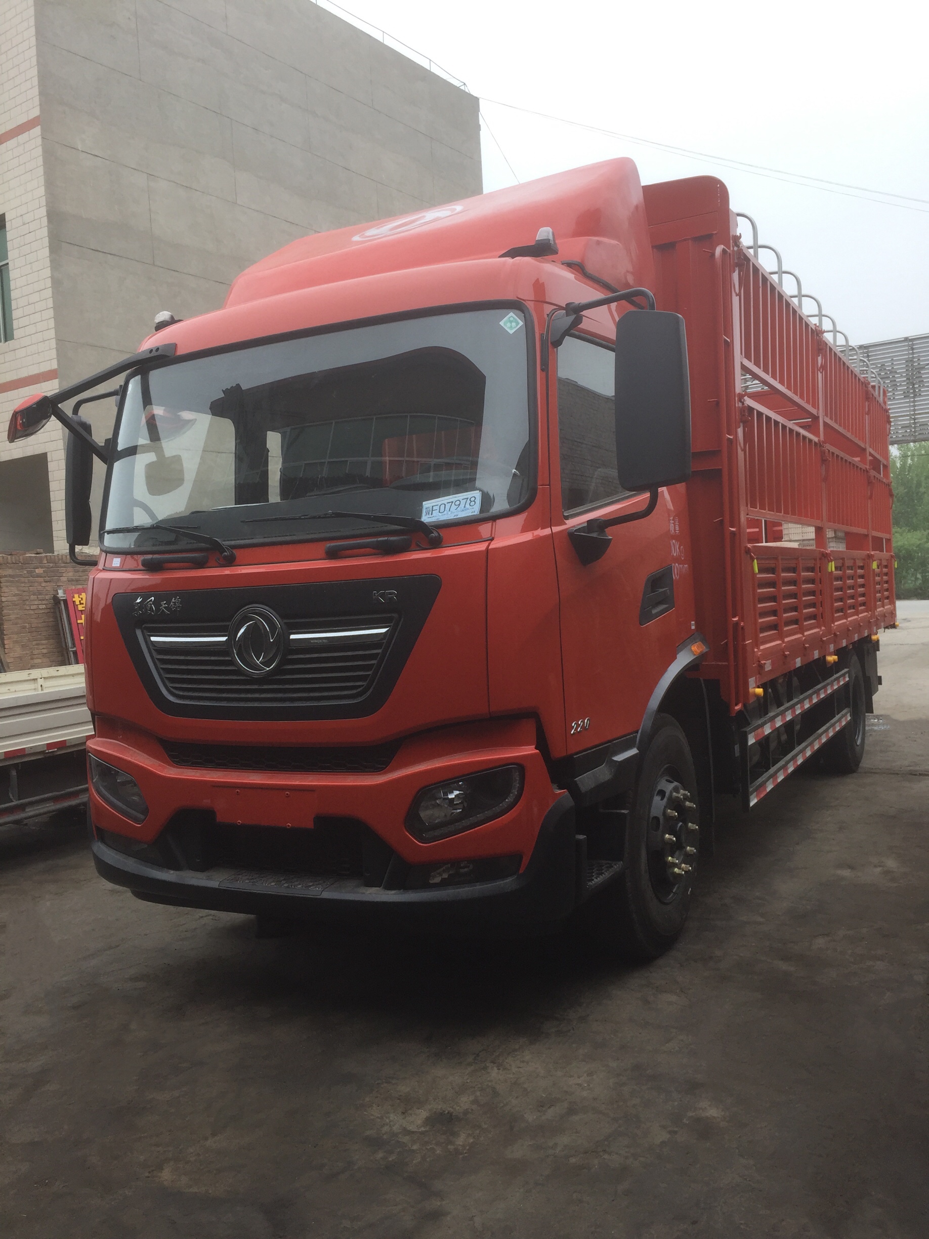 东风商用车天锦kr中卡精英版220马力4x2675米栏板载货车dfh1180e3