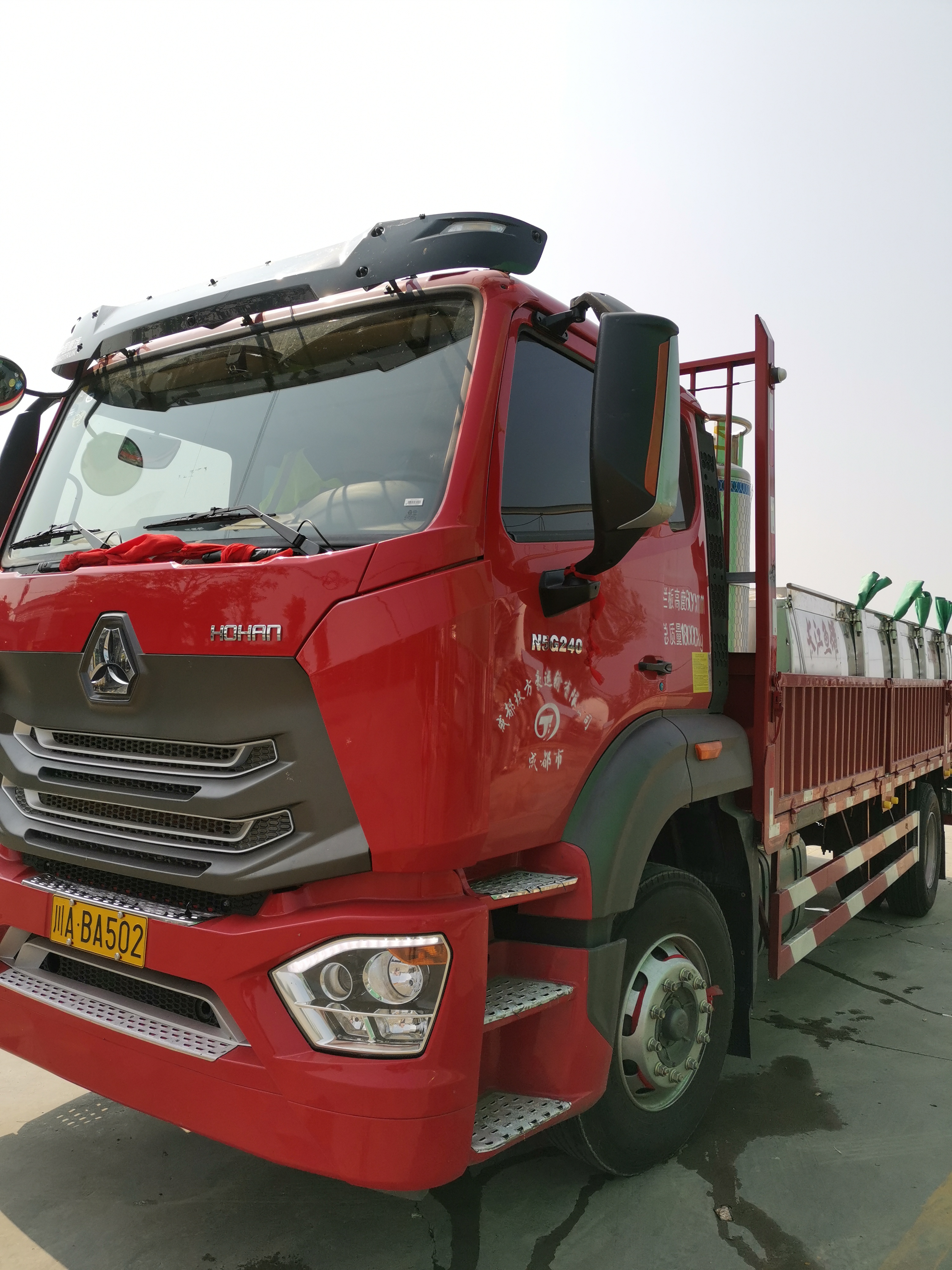 中国重汽豪瀚n5g中卡240马力4x2675米栏板载货车zz1185k5113e1