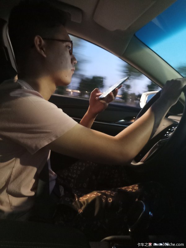 中国重汽 汕德卡SITRAK C7H重卡 400马力 4X2牵引车(轴距:3900)(ZZ4186V361HE1B)口碑