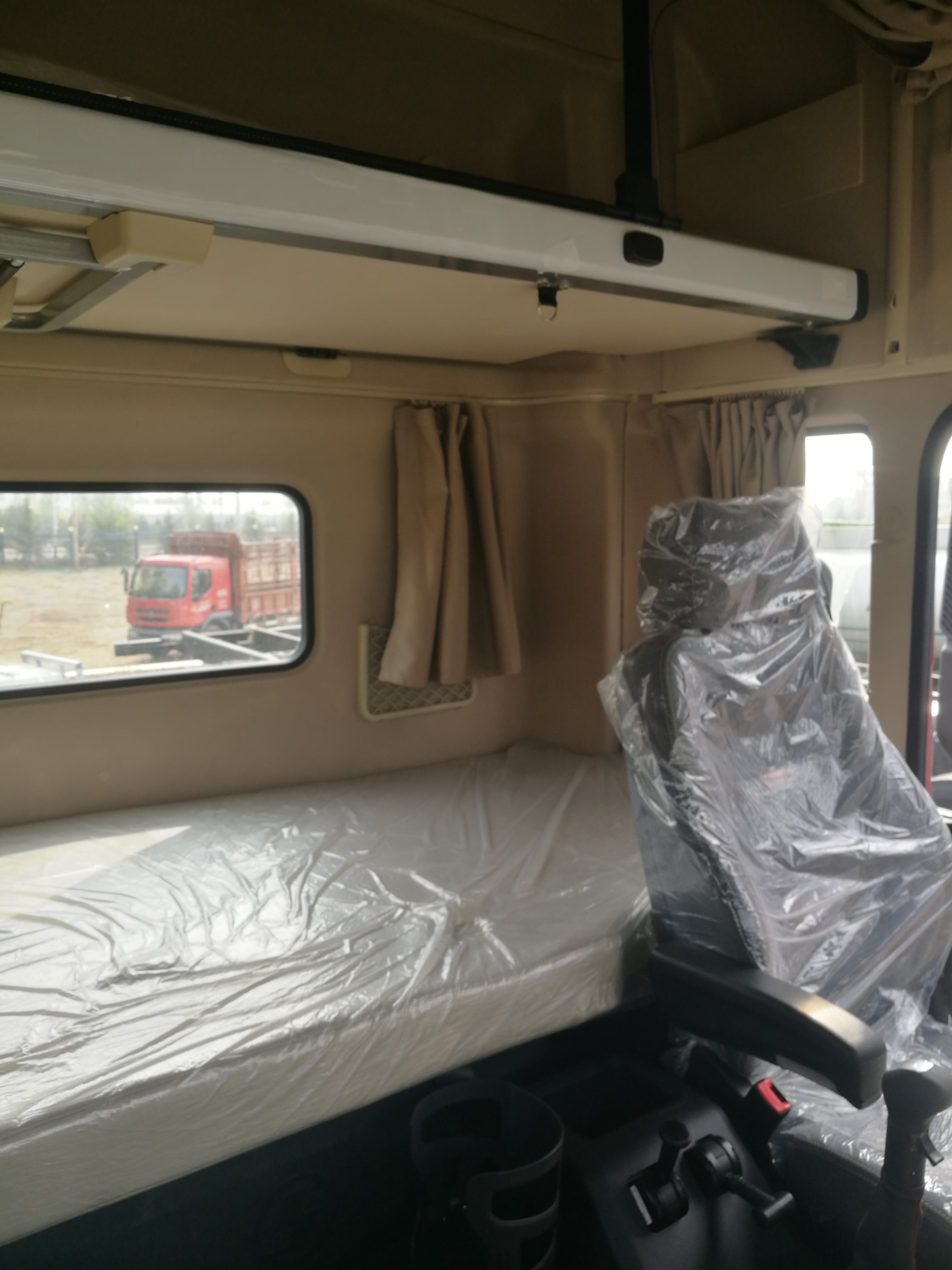 陕汽重卡德龙x5000550马力6x4牵引车