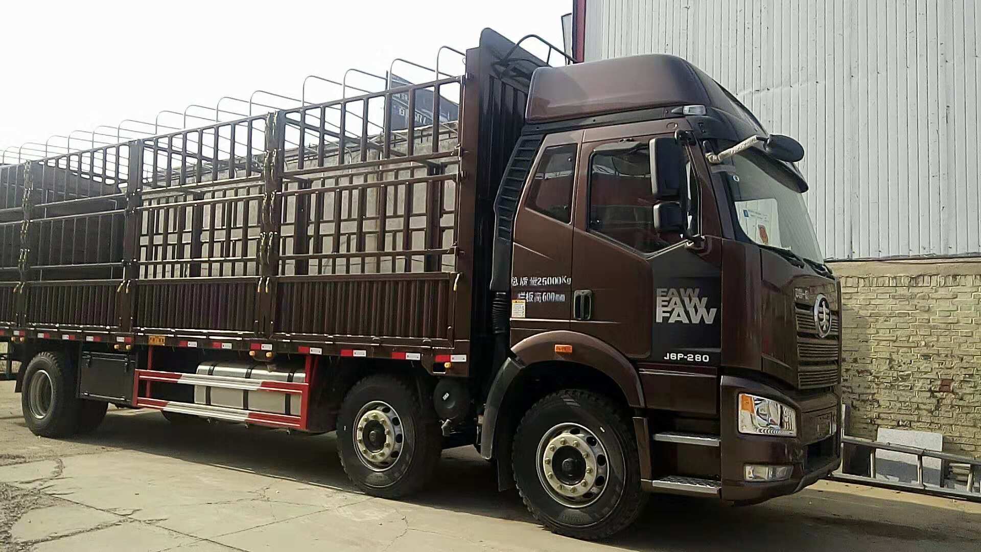 一汽解放j6p重卡350马力8x495米仓栅式载货车ca5310ccyp66k2l7t4e5