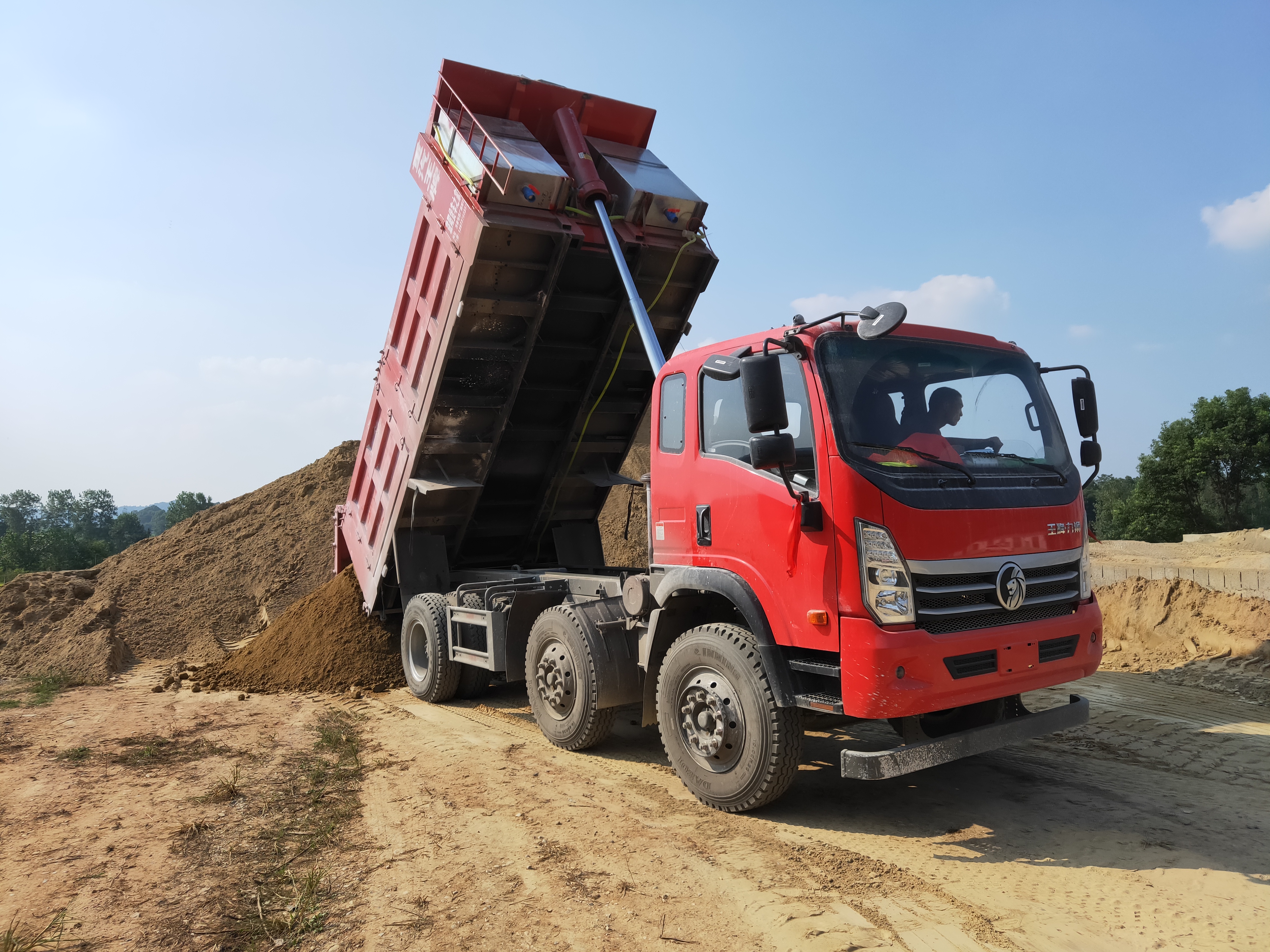 中国重汽成都商用车力狮220马力6x247米自卸车潍柴cdw3240a1r5