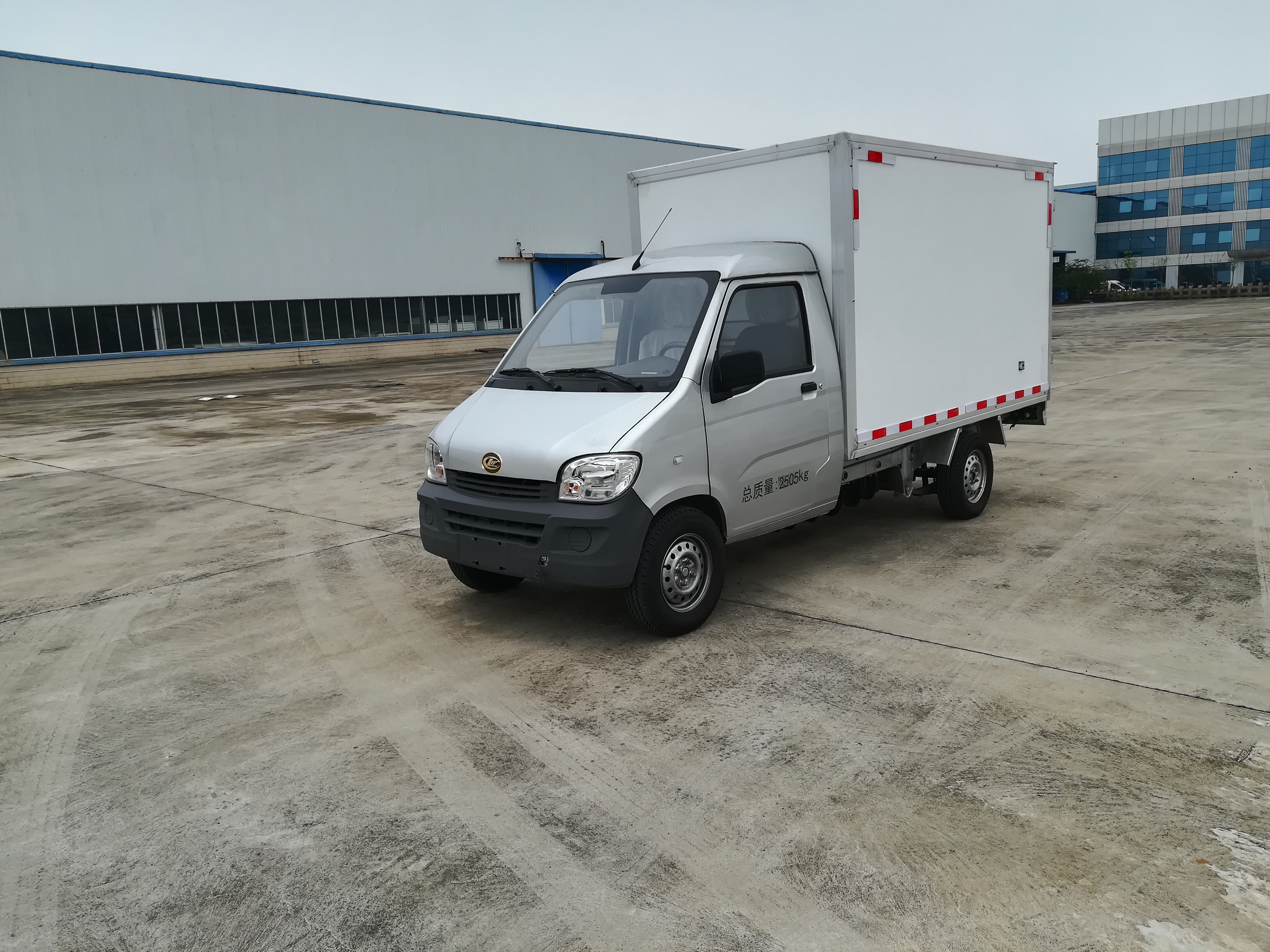 5t 4.07米單排純電動欄板載貨車(cl1040sbev)76.65kwh