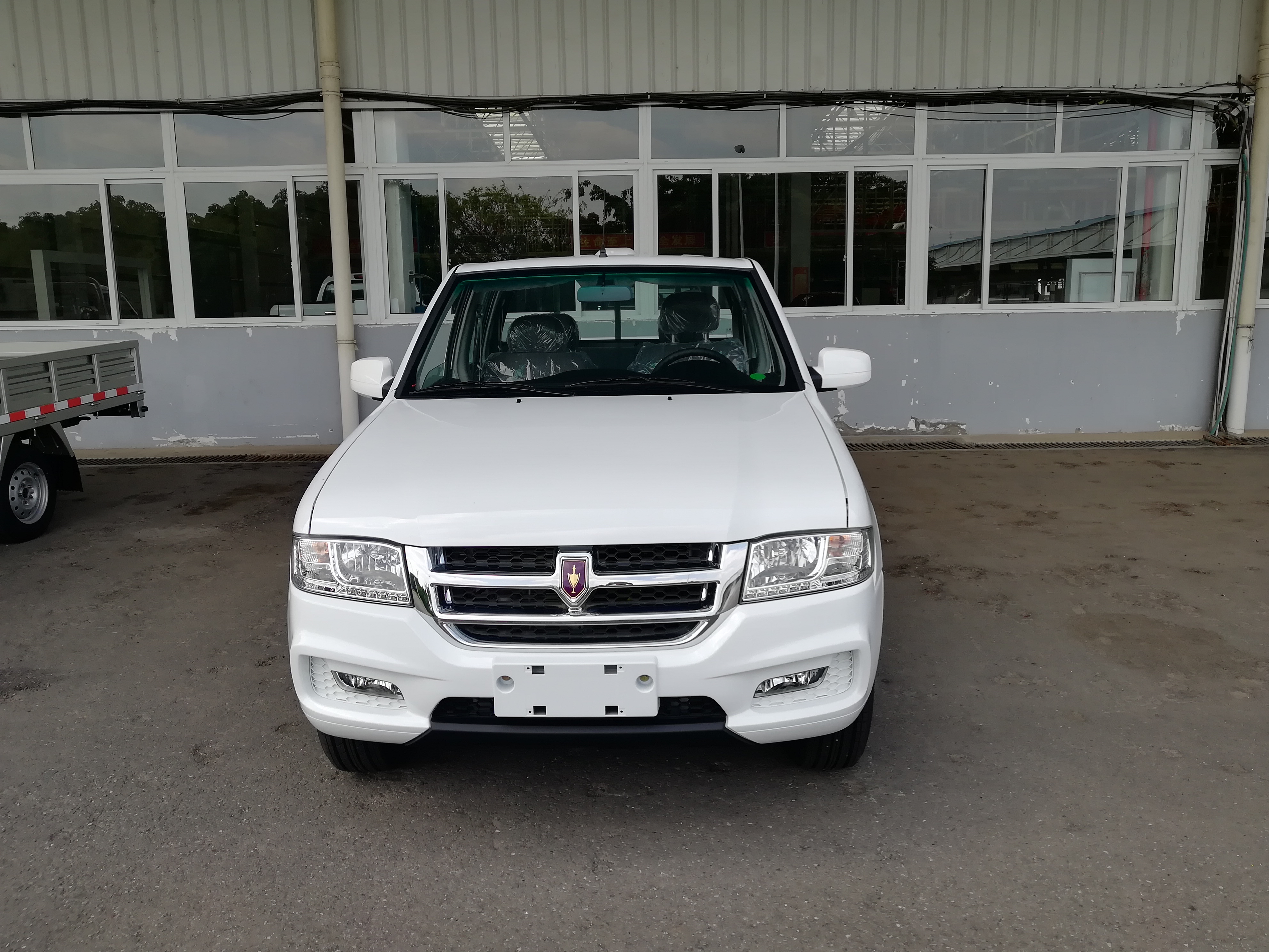 金杯金典2019款22l汽油112马力两驱双排皮卡