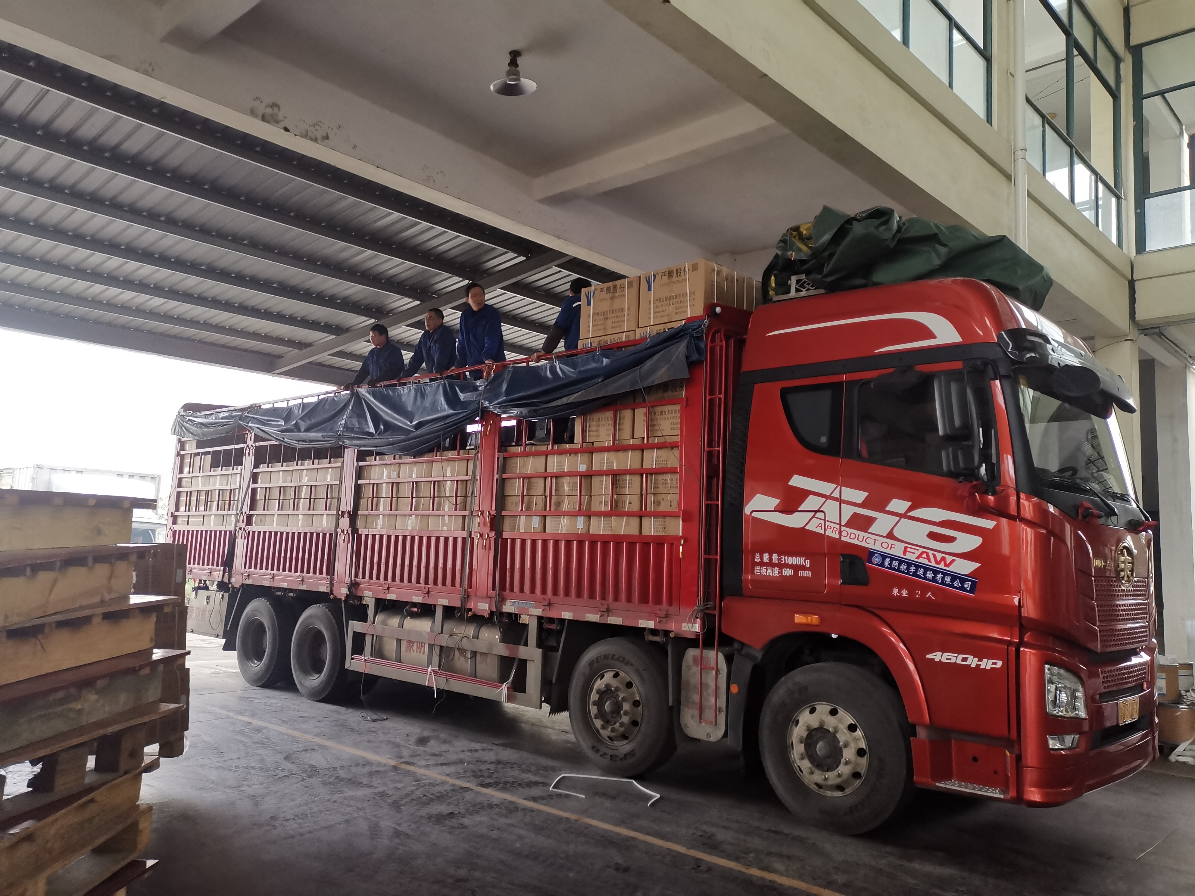 青岛解放 JH6重卡 460马力 8X4 9.5米仓栅式载货车(CA5310CCYP25K2L7T4E5A80)口碑