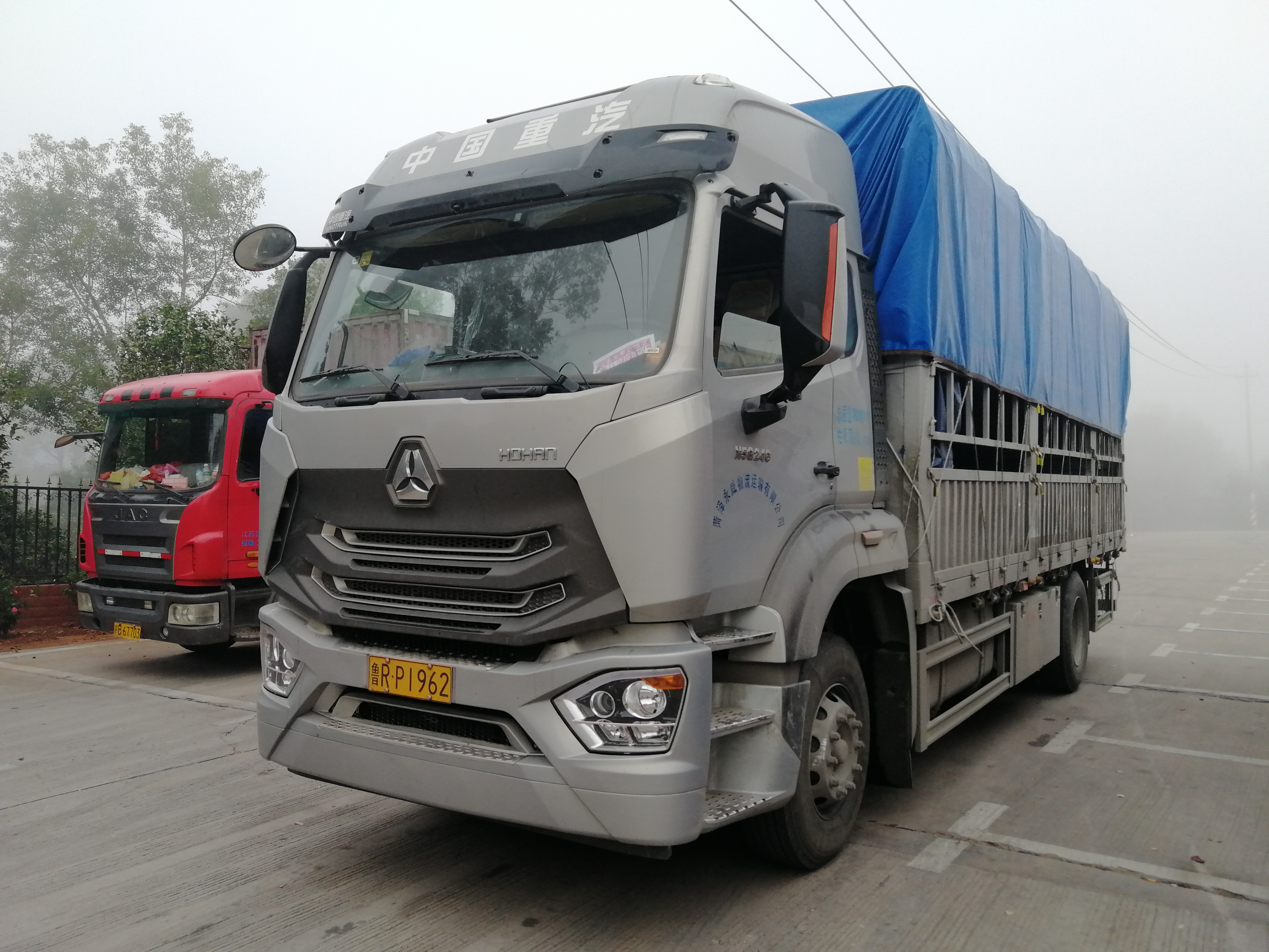 中国重汽豪瀚n5g中卡240马力4x2675米仓栅式载货车zz5185ccyk5113e1