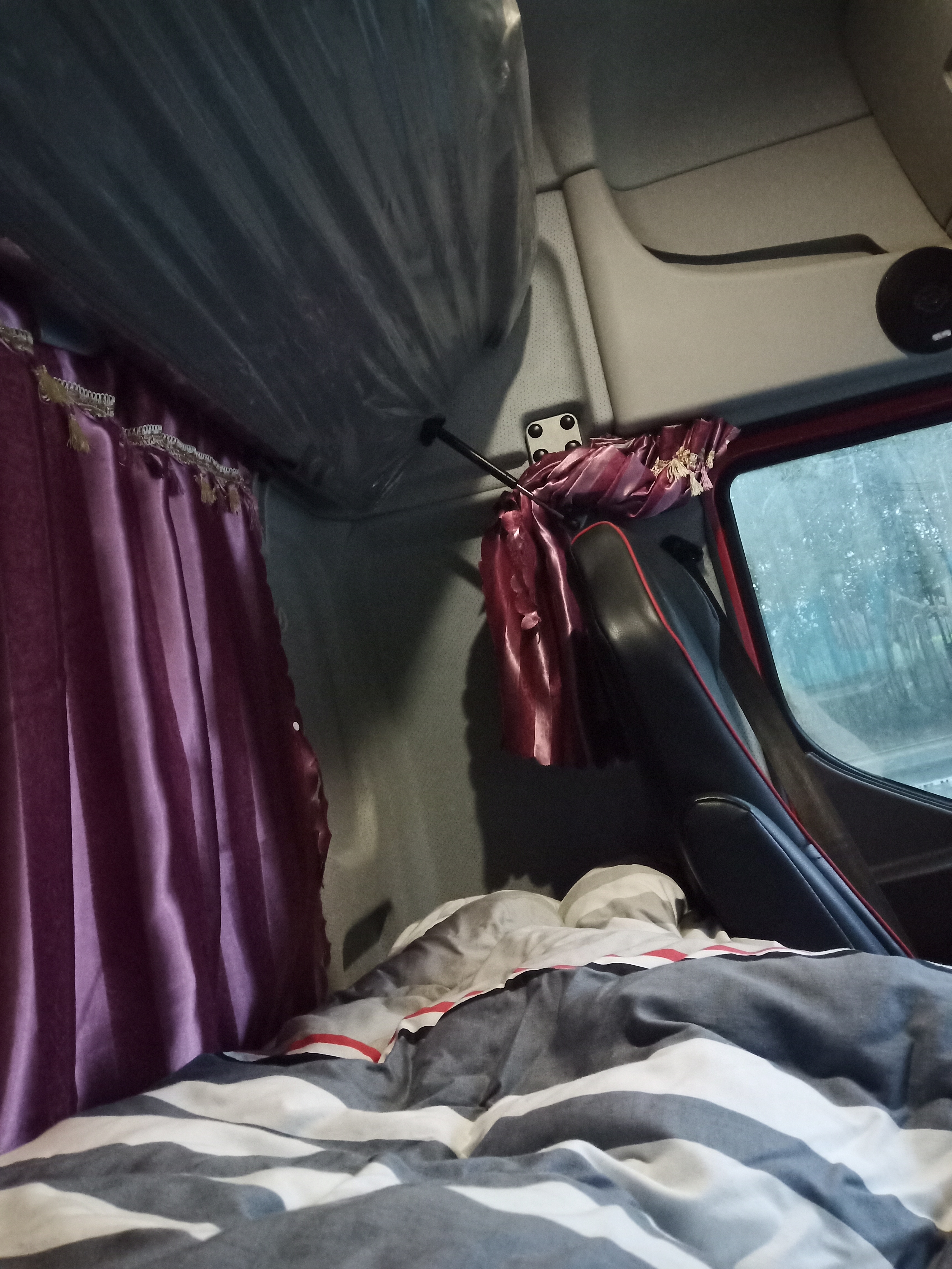 东风柳汽 乘龙H5中卡 240马力 4X2 6.8米仓栅式载货车(LZ5182CCYM3AB)口碑