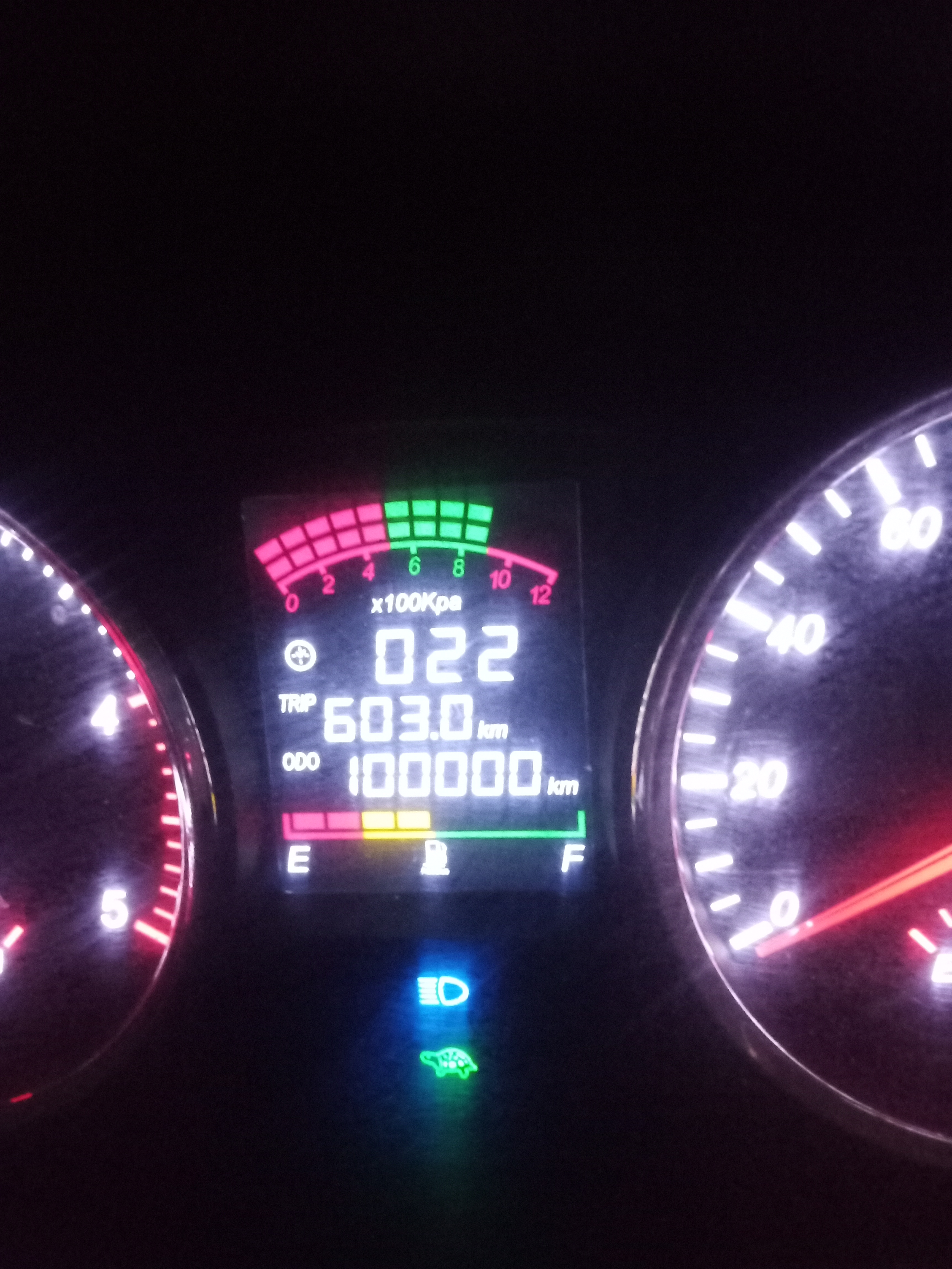 飞碟奥驰x3系列130马力4x2413米自卸车8挡fd3043w63k51