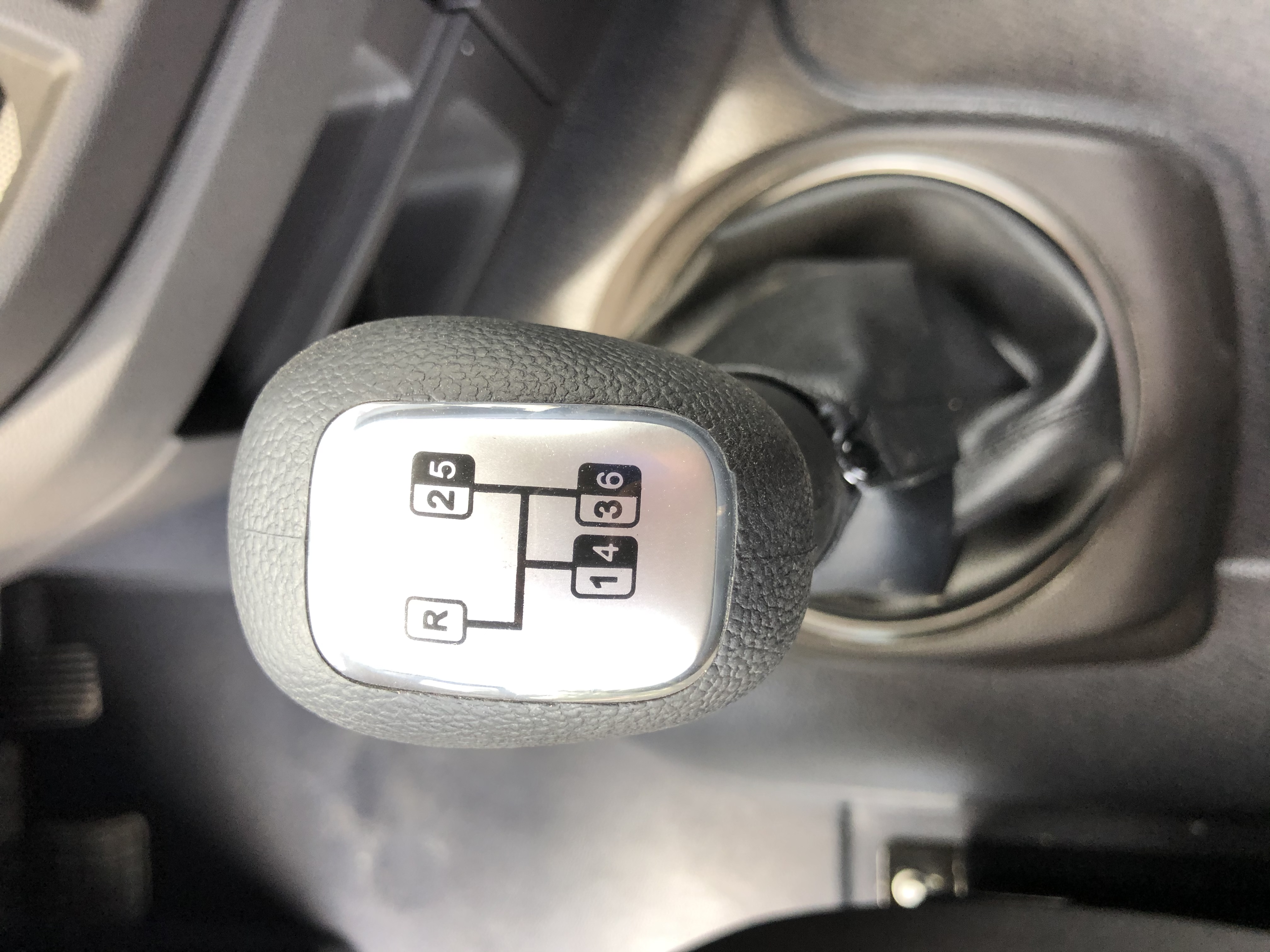 现代商用车创虎xcient重卡创业版440马力6x4牵引车chm4250kpq49v