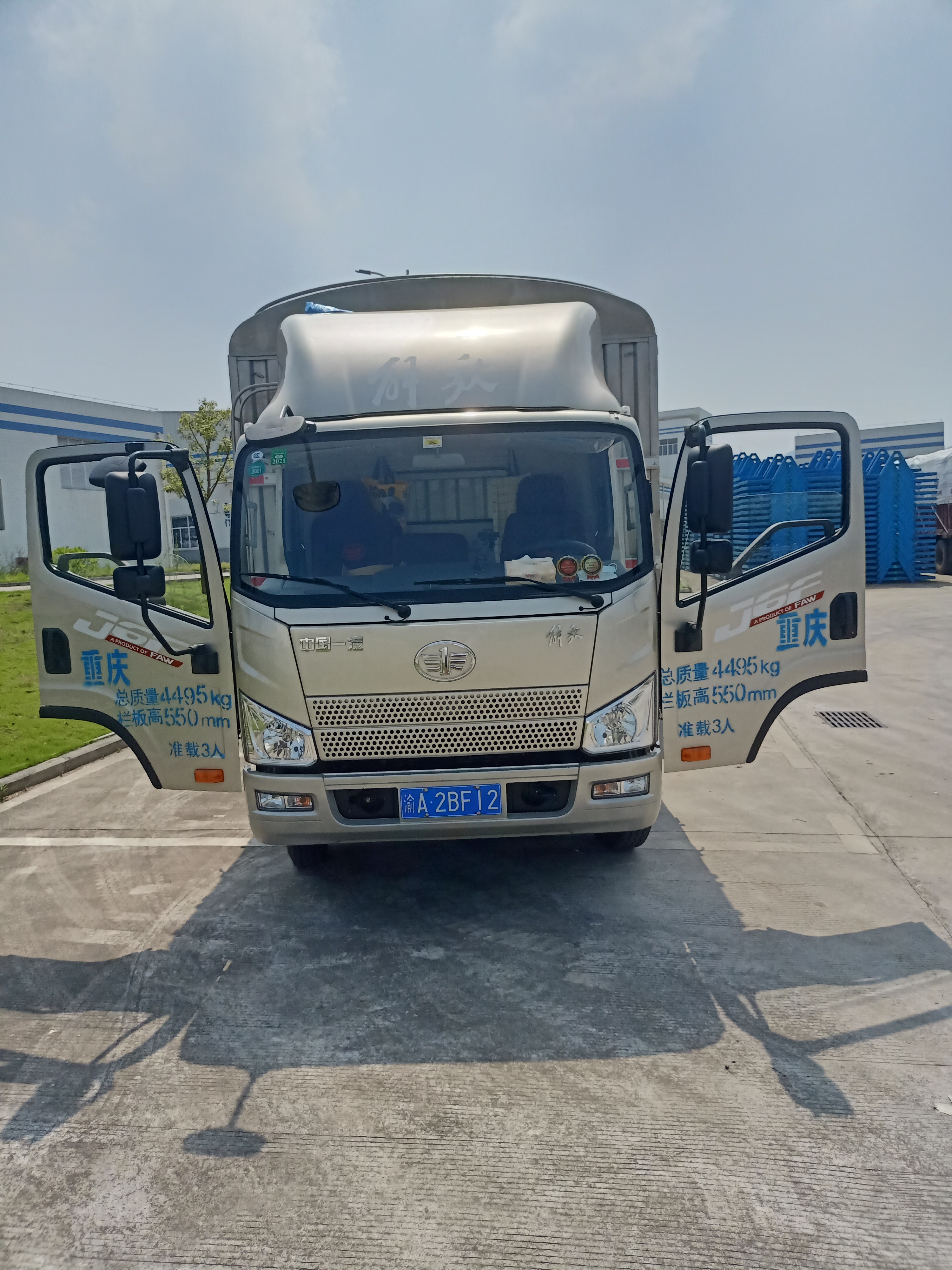 解放j6f 150马力 3.85米排半栏板轻卡(万里扬(ca1046p40k2l1e5a85)