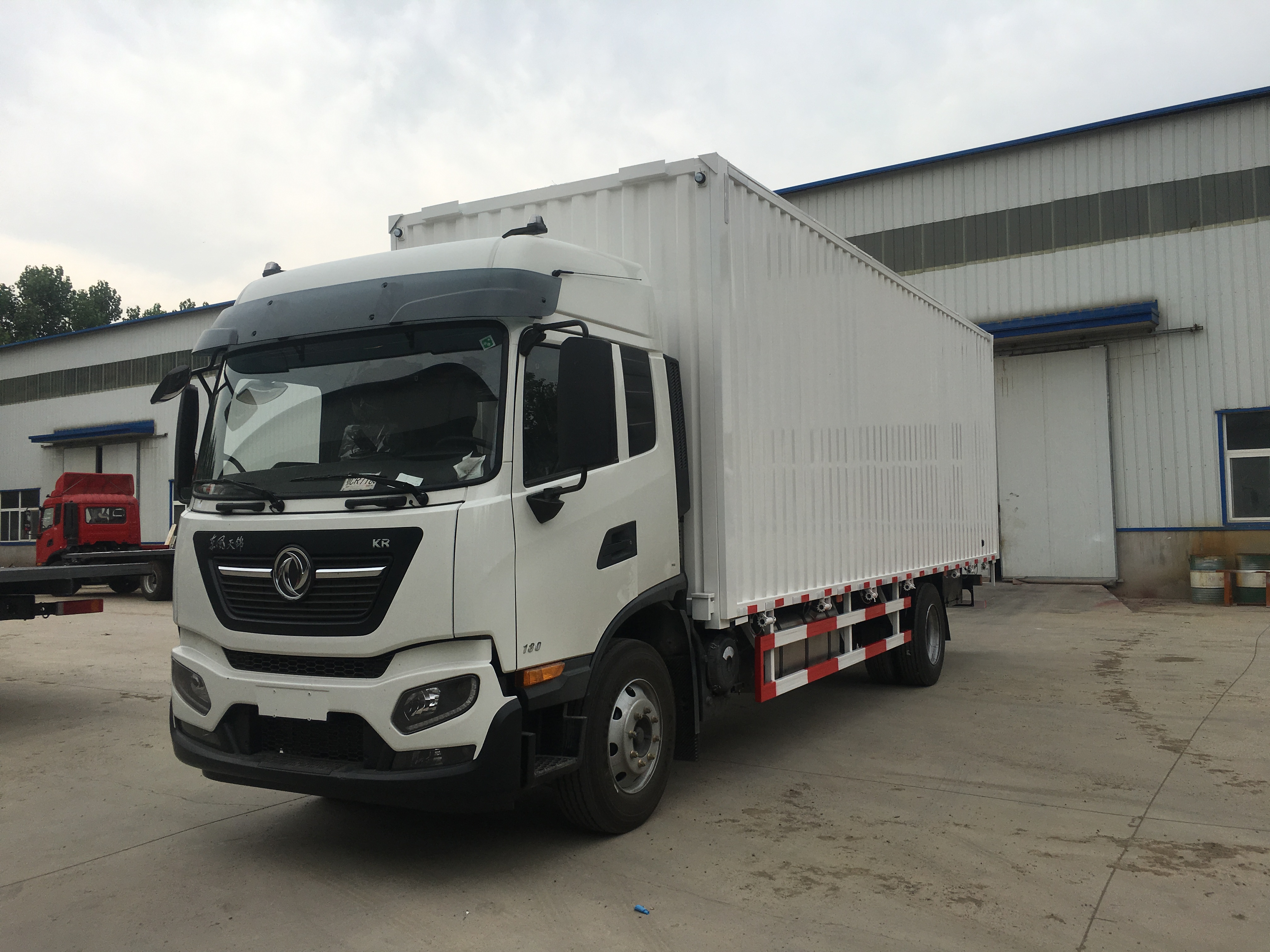 东风商用车天锦kr中卡180马力4x28米翼开启厢式载货车京五iidfh5160xy