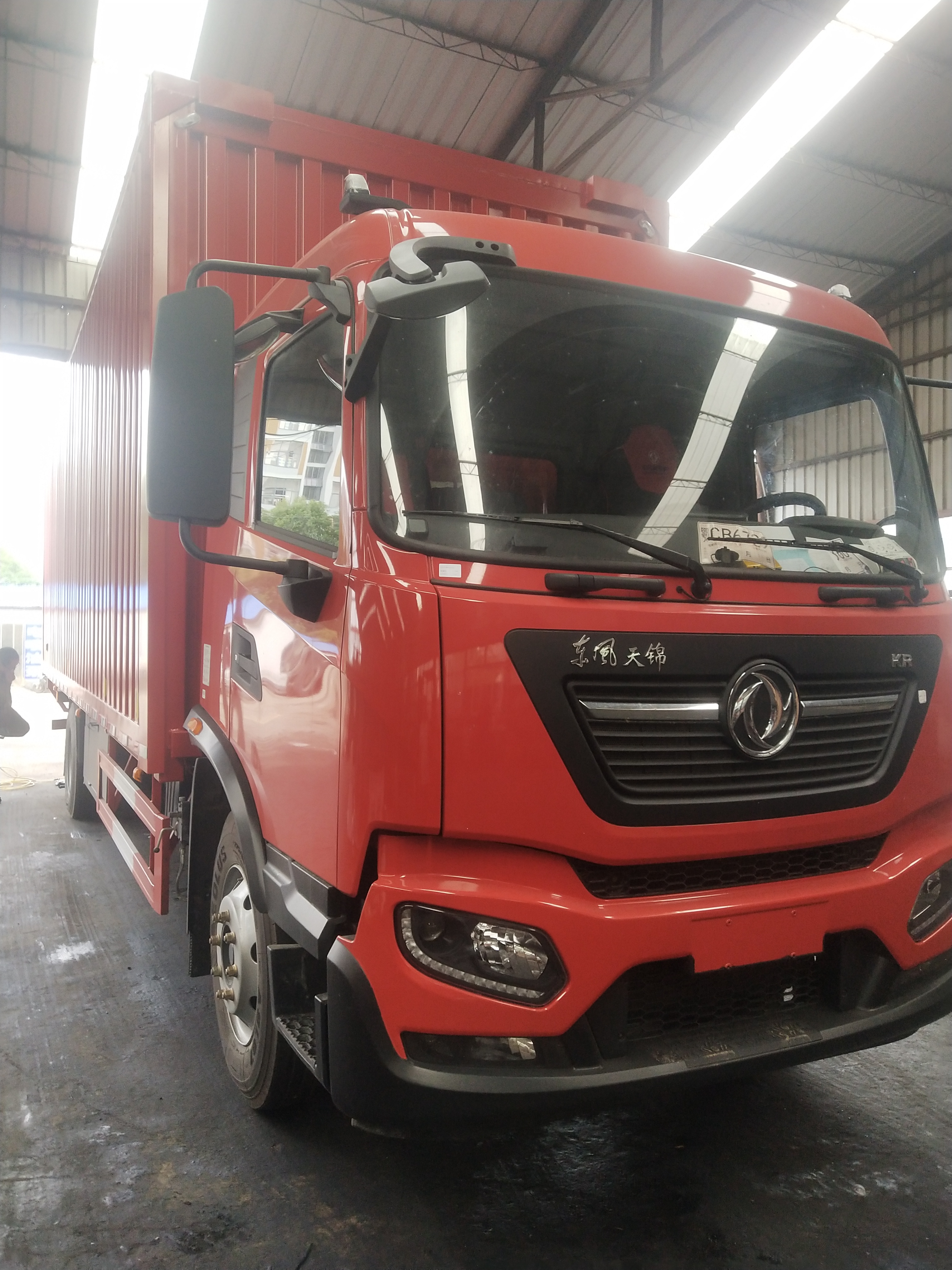 东风商用车天锦中卡160马力4x2675米排半栏板载货车dfh1140bx1v