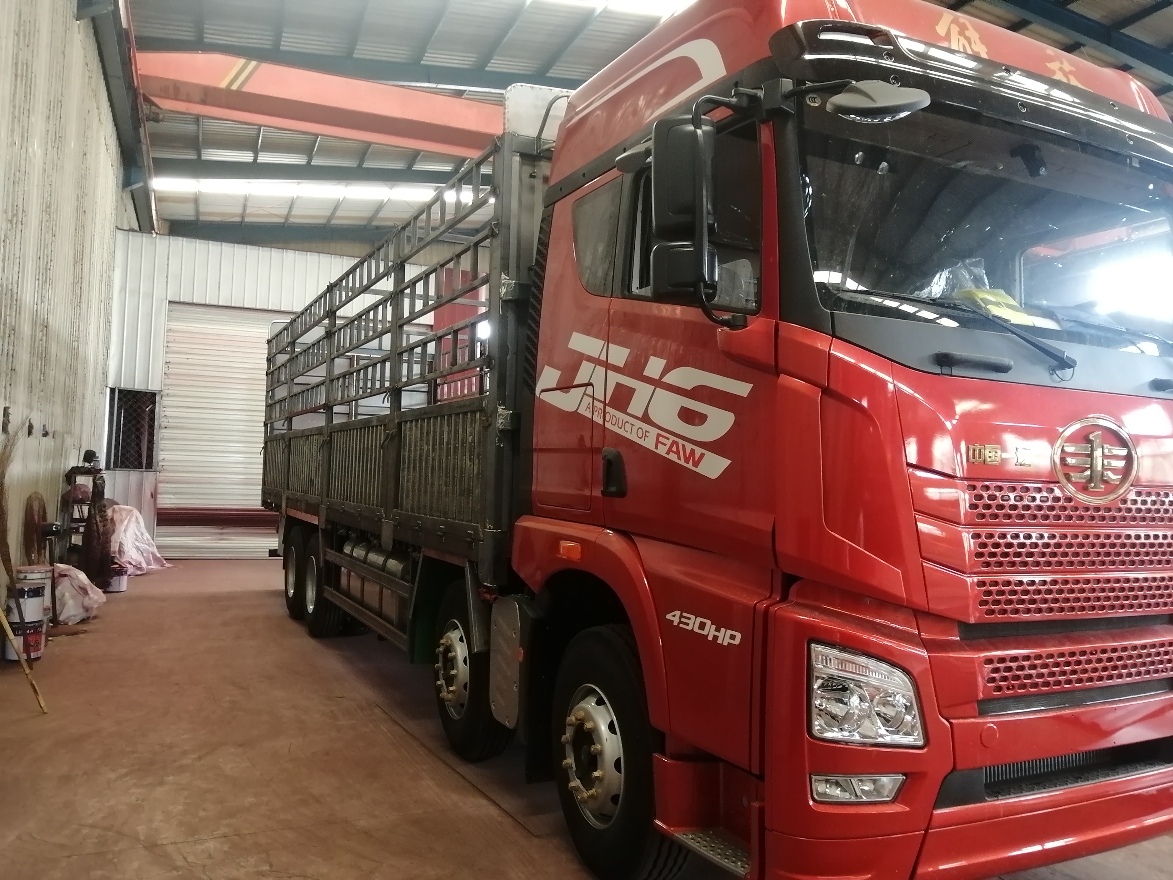 青岛解放jh6重卡460马力8x495米栏板载货车ca1310p25k2l7t4e5a80