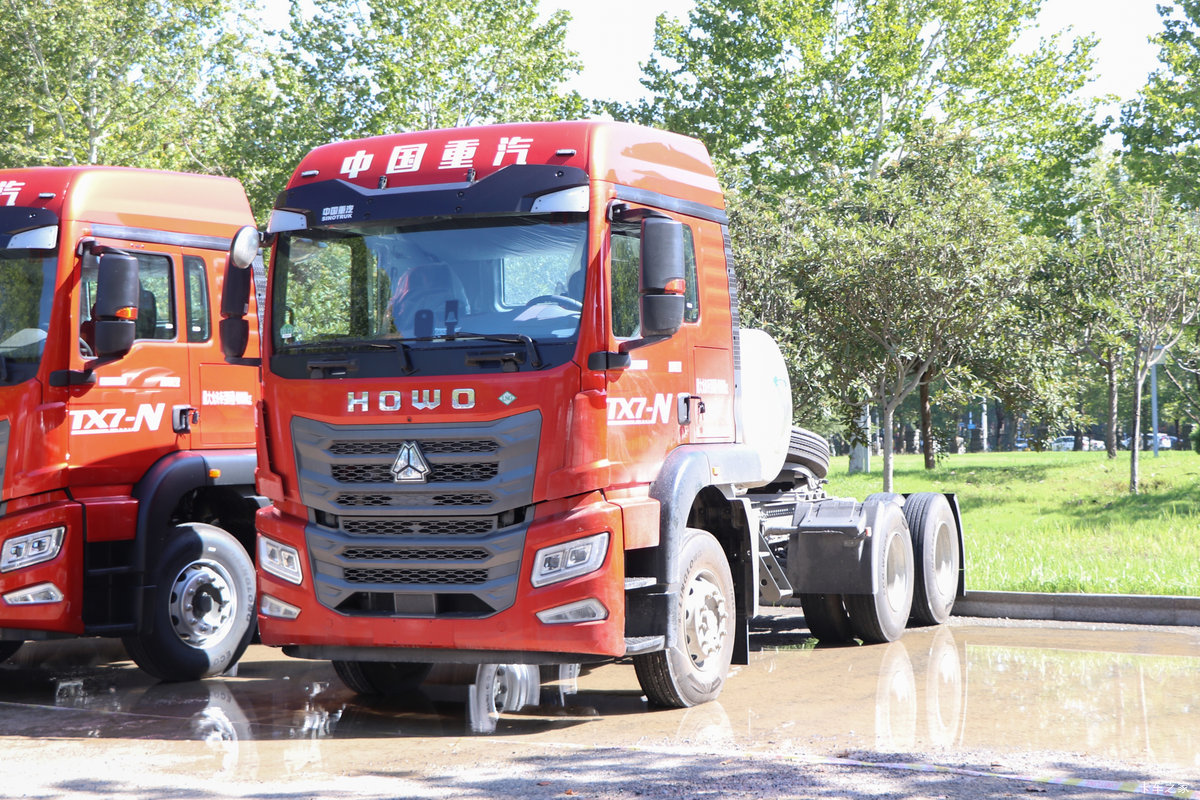 重汽HOWO TX7-N 480马力 6X4 LNG牵引车