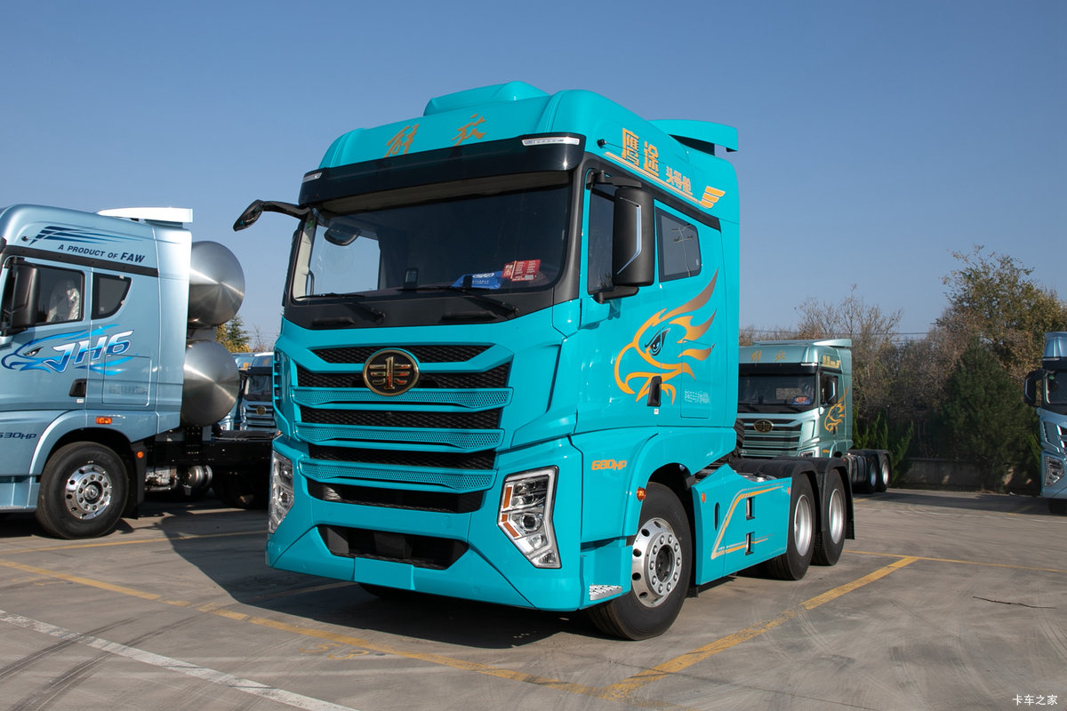 青岛解放 鹰途 头等舱 680马力 自动档牵引车 青岛解放 鹰途 头等舱 680马力 自动档牵引车