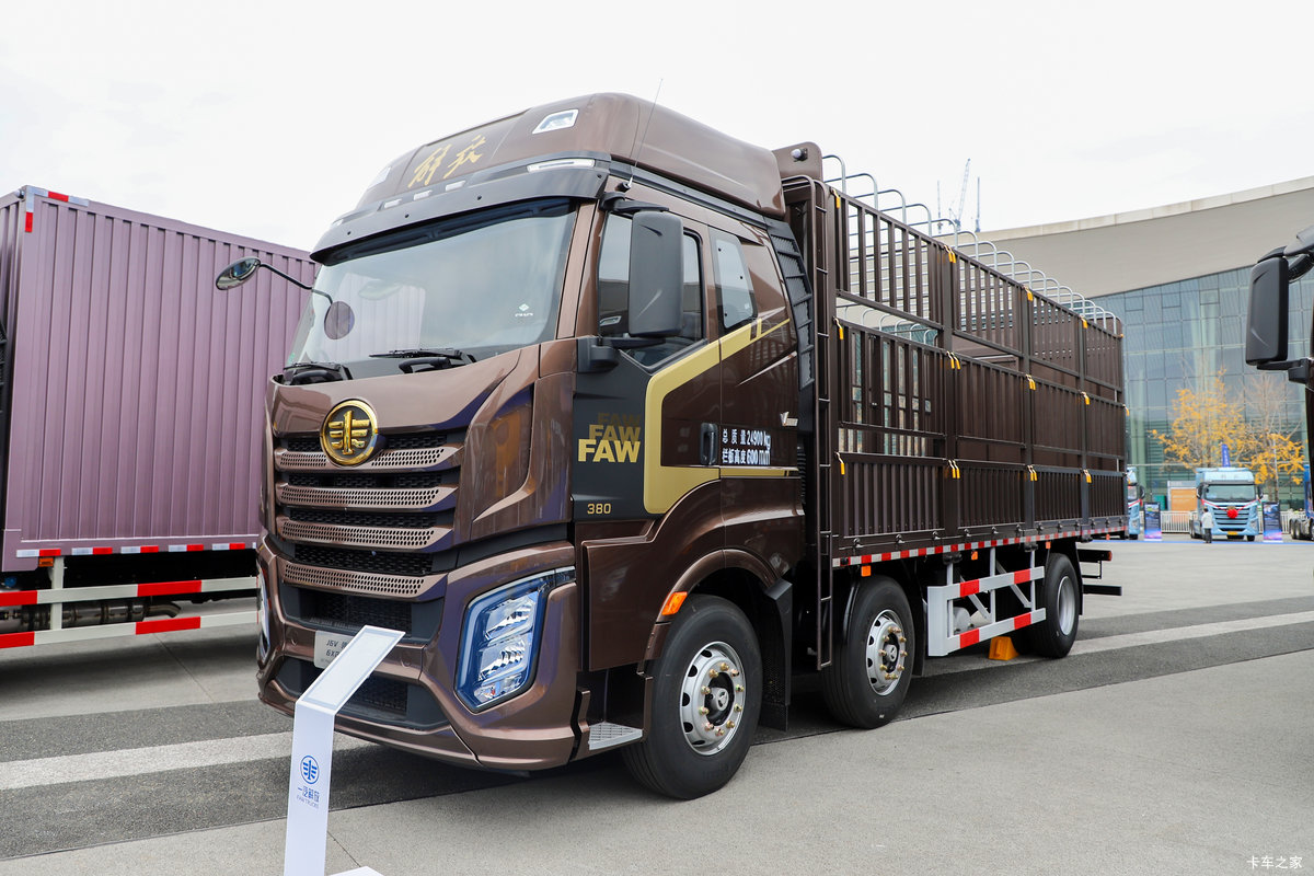 解放J6V 380马力 6X2 7.7米仓栅式载货车