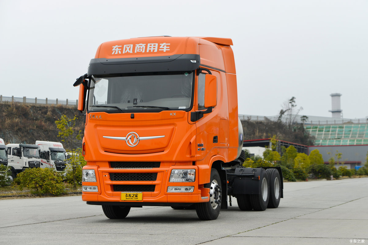 东风天龙旗舰KX 嵘耀版 520马力 6X4 LNG牵引车