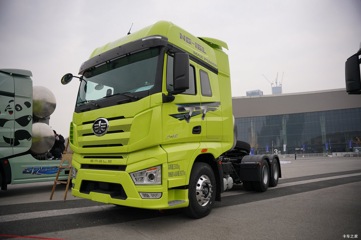 解放J7 精英版 640马力 6X4 LNG自动档牵引车