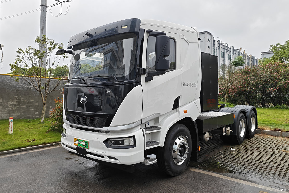 比亚迪Q3 6X4 纯电动牵引车 弗迪452kWh