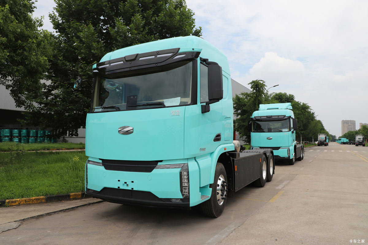 零一汽车惊蛰 6X4 纯电动牵引车 600kWh