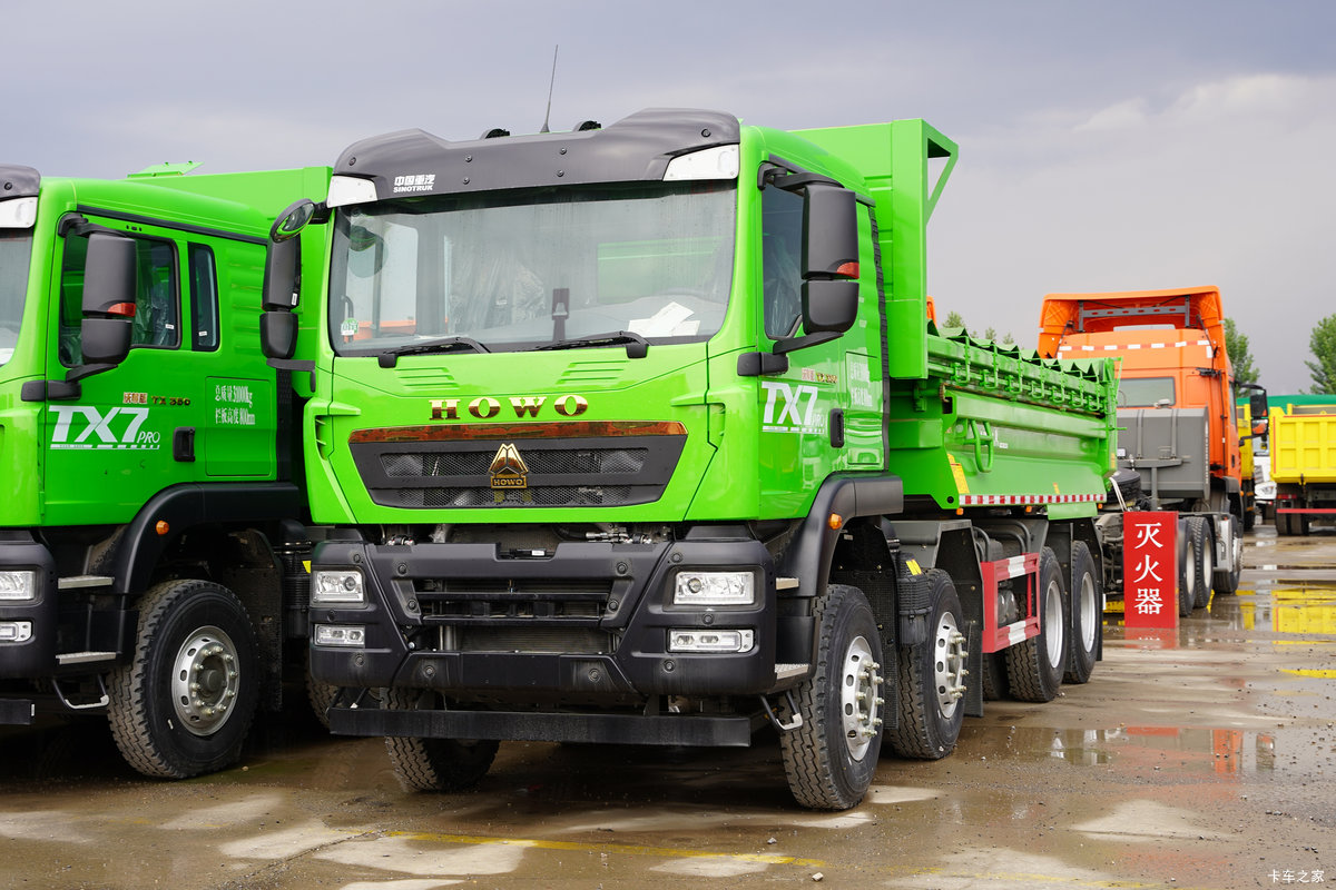 重汽豪沃HOWO TX7 PRO 540马力 8X4 8.5米自卸车