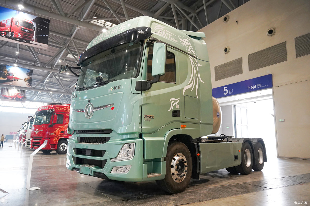 东风天龙旗舰KX 王者版 700马力 6X4 LNG自动档 牵引车