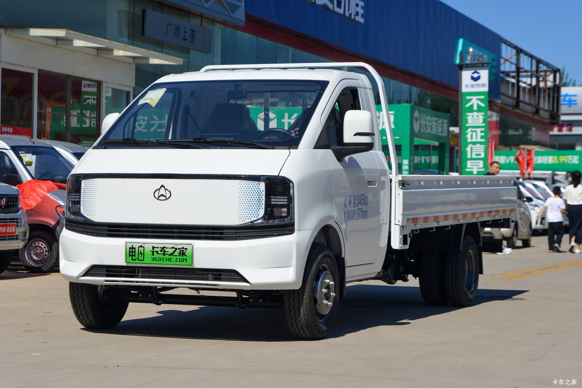 长安跨越星塔EV 3.795米纯电动栏板微卡70.59kWh