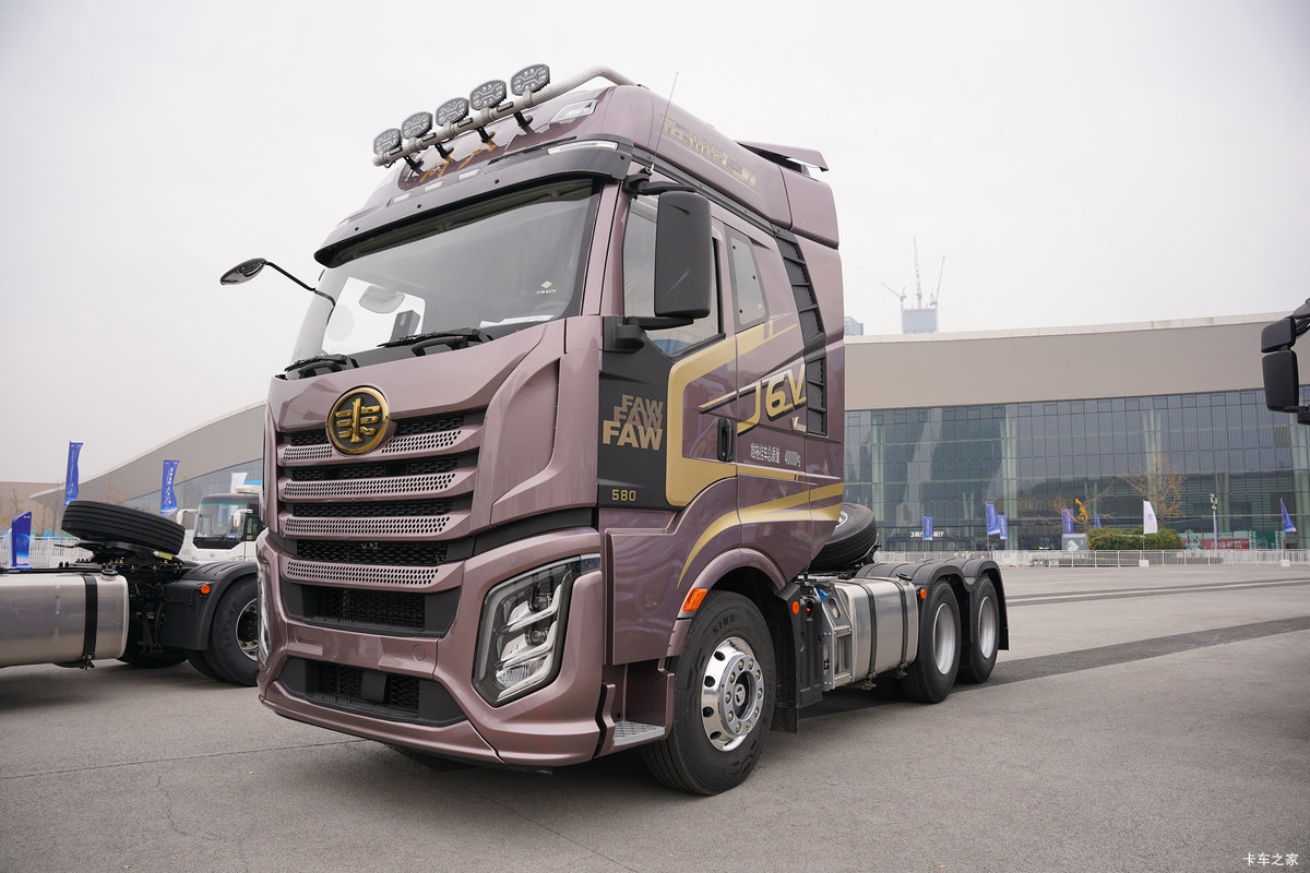 解放J6V 领航版 580马力 6X4 自动档牵引车