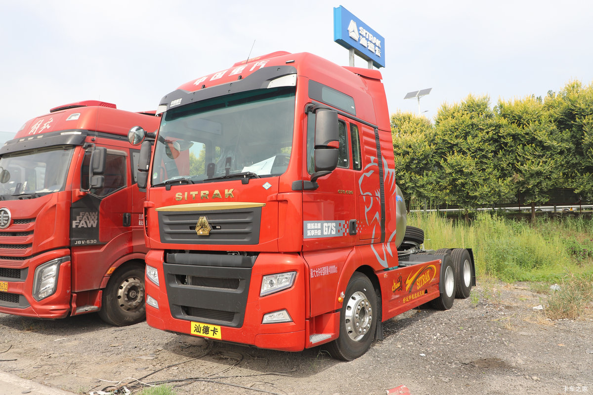 重汽汕德卡SITRAK G7S 630马力 6X4 LNG自动档牵引车