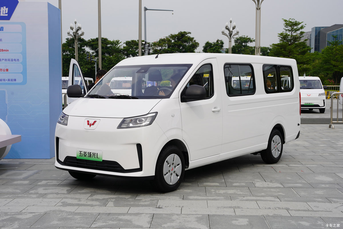 上汽通用五菱扬光L 6座纯电动轻客 宁德时代56.26kWh